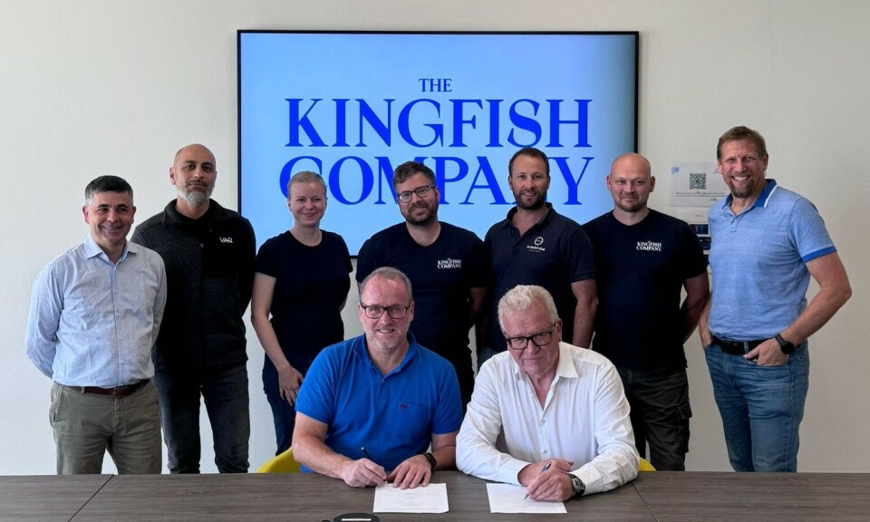 Photo from the signing ceremony:
Back row, from left: Kingfish (TKC) chief financial officer Jean-Charles Valette, VAQ senior project engineer Felipe Esquivel, VAQ dept manager process & biology Tilla Øygard Holtermann, TKC operations head Bram Rohaan, TKC lead electrical engineer Wesley Farrant, TKC technical specialist Huibert Cornelisse, and TKC head of design & engineering Christiaan de Wet. Front: VAQ CEO Sondre Høidalen and TKC CEO Vincent Erenst.