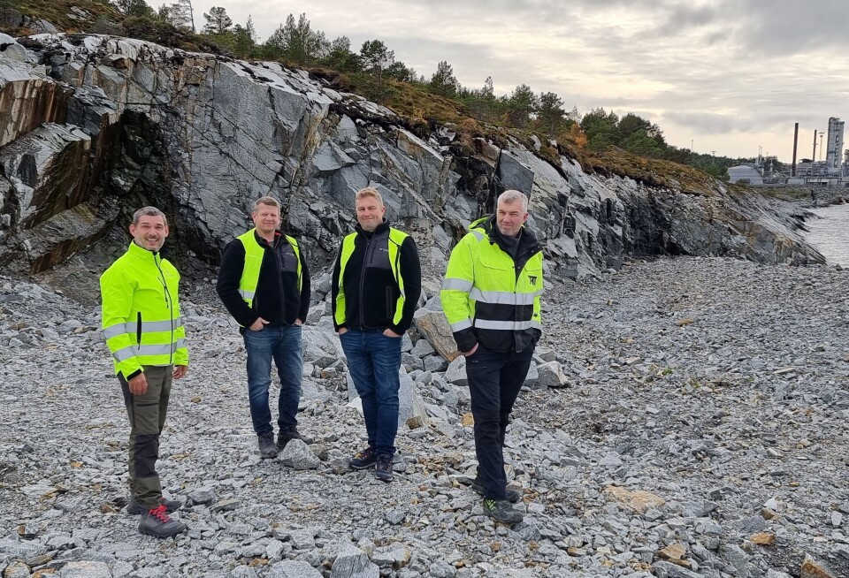 From left: Hans Ramsvik (Salfjord), Robert Wean (Tverås), Frode Tverås, and Kurt Arne Tverås, at the site. The industrial site seen in the background hosts a methanol plant operated by state-owned Equinor and a Linde Air gases/ oxygen plant.