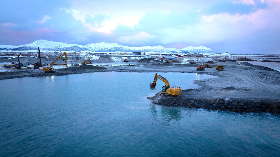 Large stone blocks are now being placed in the harbour area as a foundation for the breakwater, which will protect the harbour from strong winds and waves.