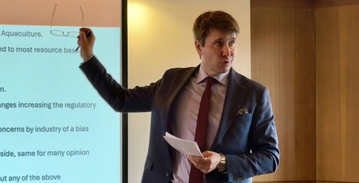 Nuevo embajador de Noruega en Chile impulsa mesa redonda con ejecutivos salmonicultores