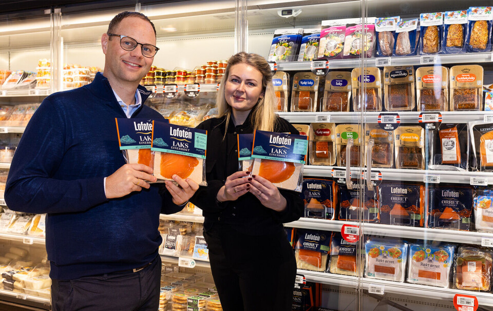 Odd Frode Roaldsnes and Ingrid Humlung from Salmon Evolution with the smoked salmon made from fish grown at the company's land-based facility. The product is now being launched in Meny and Spar stores.