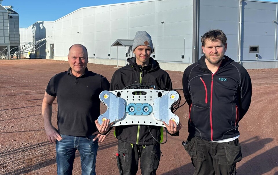 From left: Niclas Jansson, Anders Laine, and Eevertti Vetriö with the ReelWeight biomass camera being trialled by Fifax.