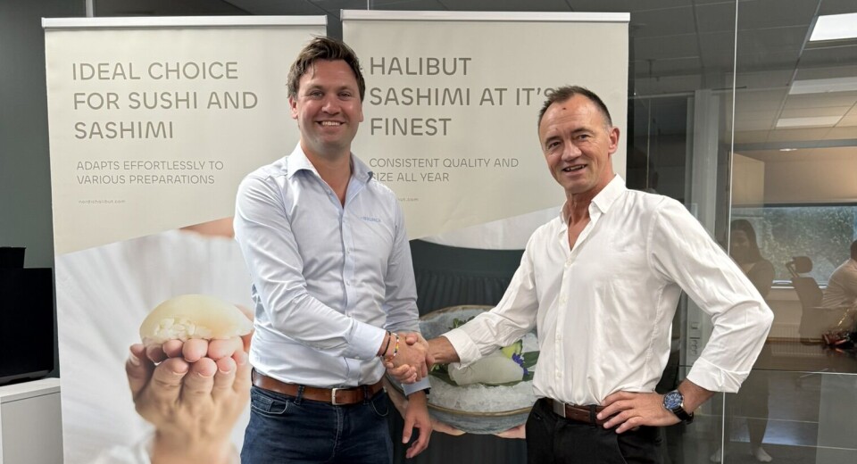 Fredrik Ryslett, left, sales manager for land-based aquaculture at Brimer, and Edvard Henden, CEO of Nordic Halibut, enter into a collaboration on the delivery of fish farming tanks to the company's new facility in Torjulvågen, Tingvoll.