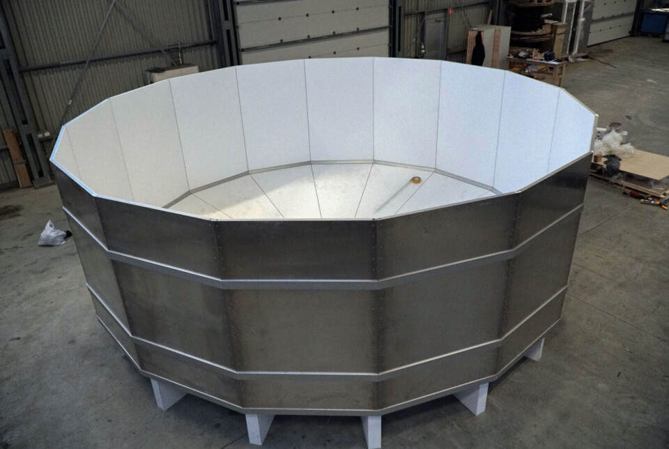 The tanks are built from modular aluminium elements, with floors assembled like a giant 'pizza'. Inside, they are coated with a layer that consists of 70% aluminium. See video at the end of the article.